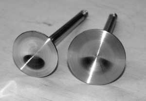 SCHERER Motoren GbR - Tuning, bearbeitete und erleichterte Ventile in Nahaufnahme